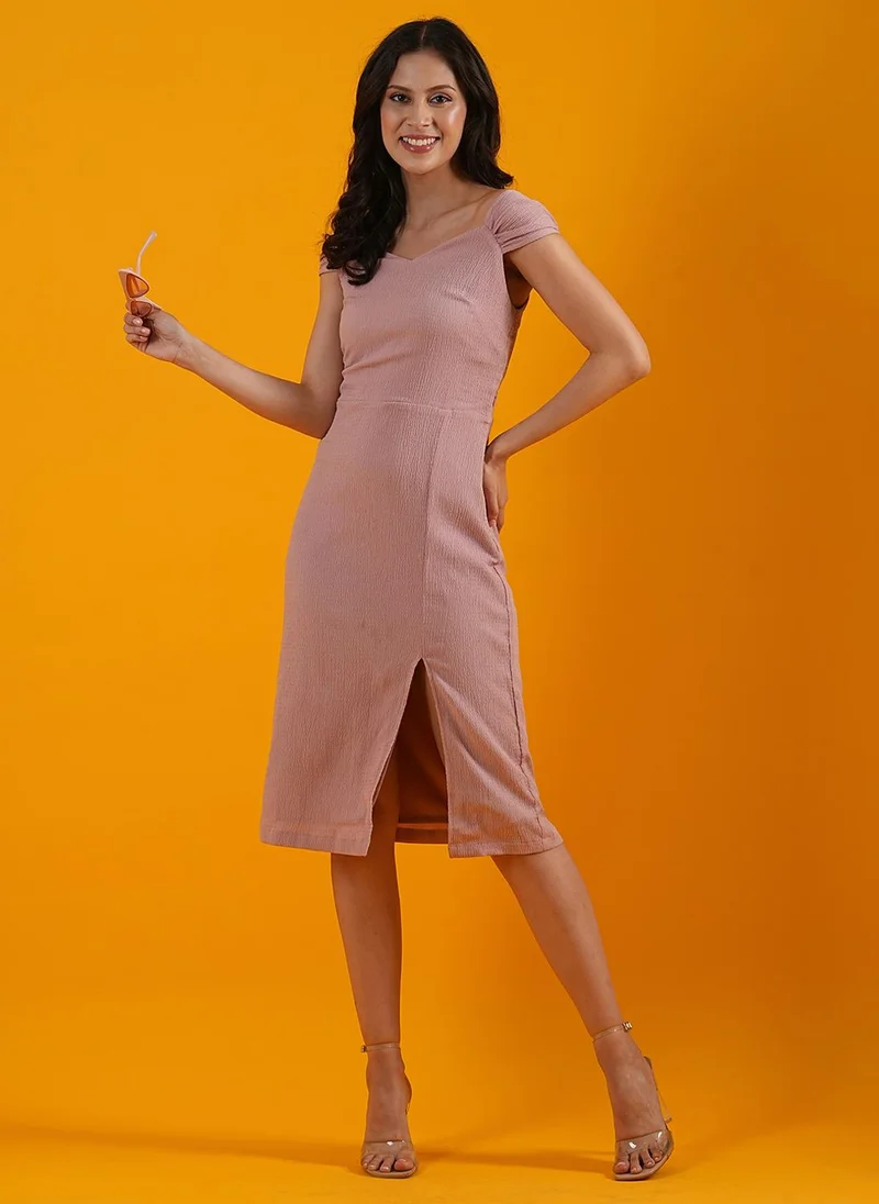 جلو باص فستان نسائي وردي بياقة قلب وأكمام قصيرة وفتحة أمامية وظهر مزموم